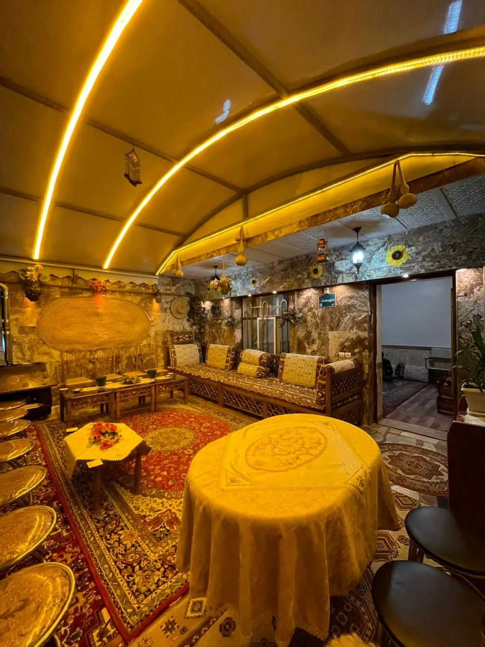 نشیمن سنتی آتا باغی با فرش و میز گرد