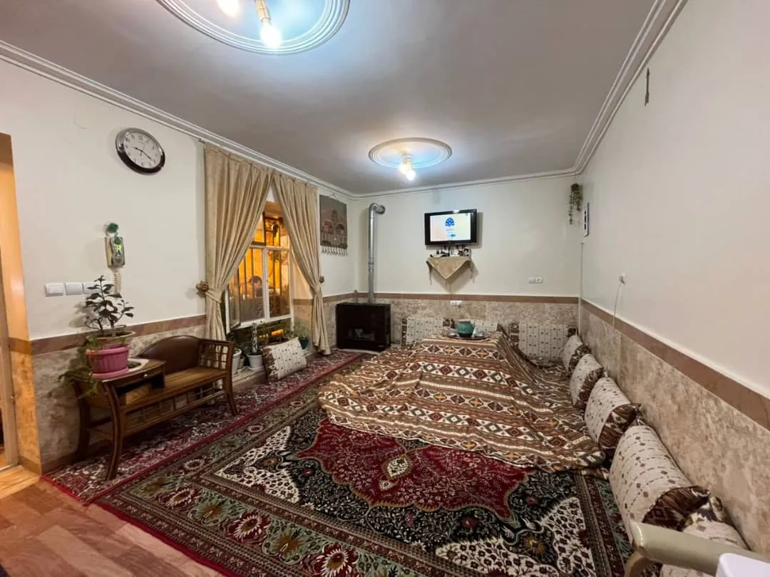 اتاق آتا باغی با فرش سنتی و تلویزیون دیواری