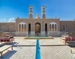 نمای حیاط خانه باغ شاکر با حوض آب مرکزی