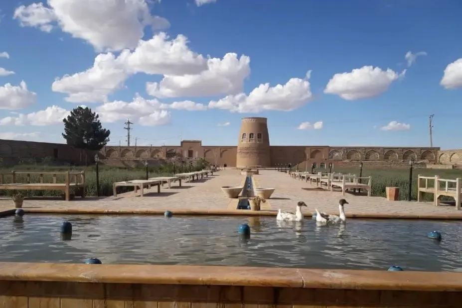 حوض آب و برج خشتی خانه باغ شاکر