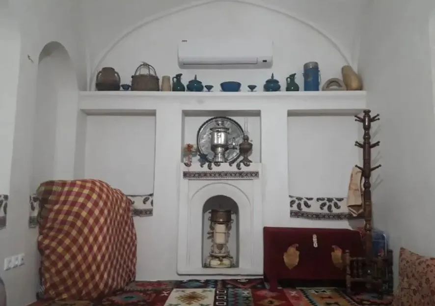 اتاق سنتی خانه باغ شاکر با طاقچه و سماور