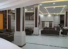 فضای داخلی هتل جبل الصفا با ستونهای سفید و مبلمان