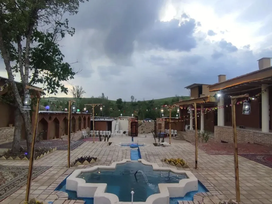حیاط هتل دزپارت اردل با حوض مرکزی