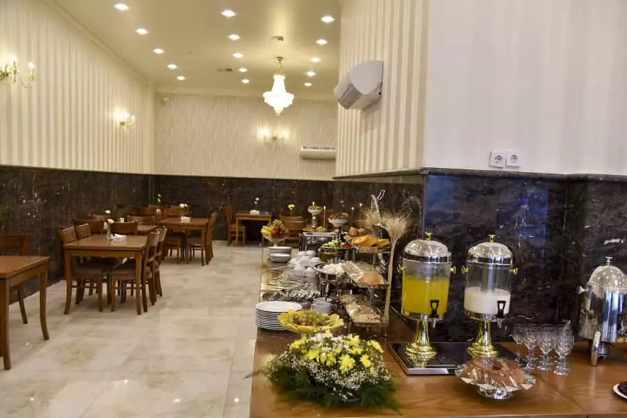 سالن غذاخوری و میز بوفه هتل مونا