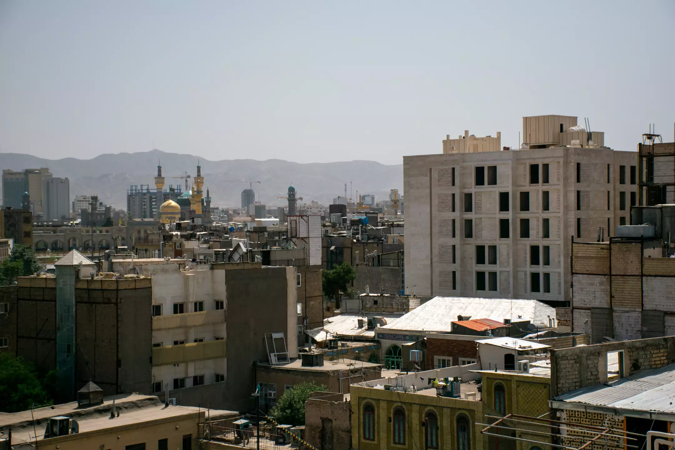 نمای شهر و گنبد طلایی از هتل رضا