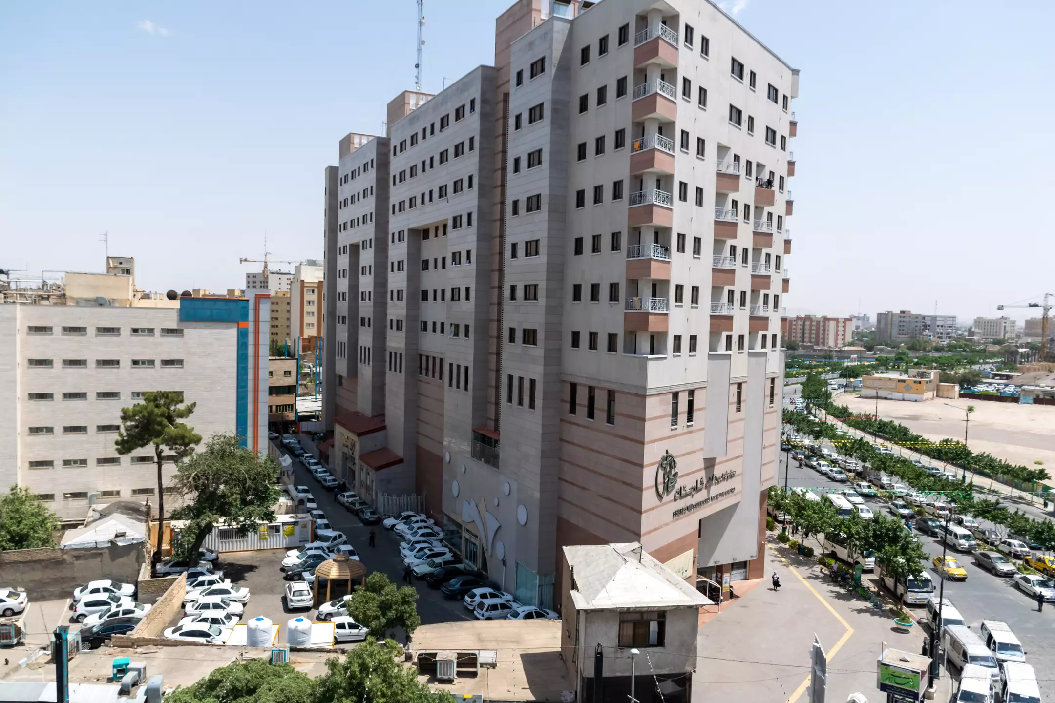 نمای بیرونی ساختمان هتل رضا و خیابان