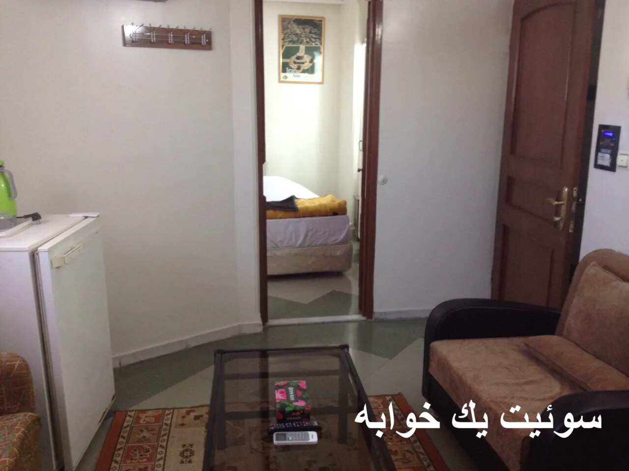 نشیمن سوئیت یک‌خوابه هتل رضا با مبل و میز