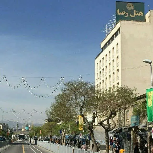نمای بیرونی هتل رضا در خیابان شهری