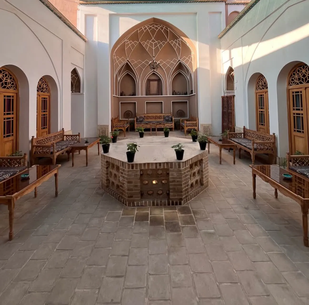 حیاط مرکزی هتل دلنواز با حوض آجری