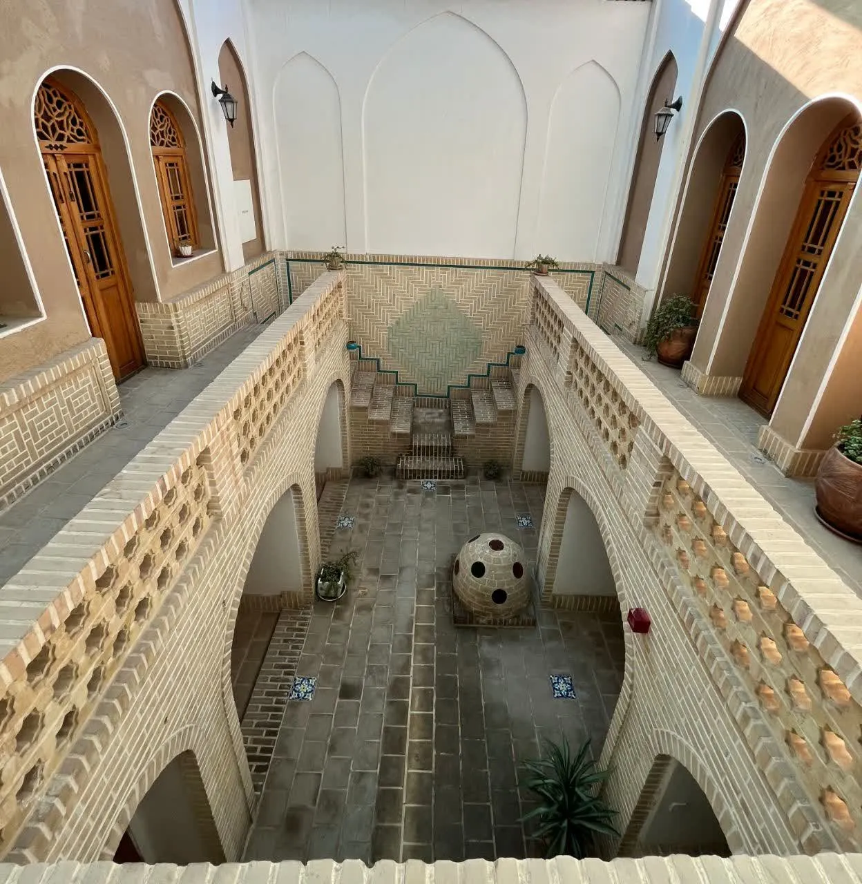 حیاط مرکزی آجری هتل دلنواز