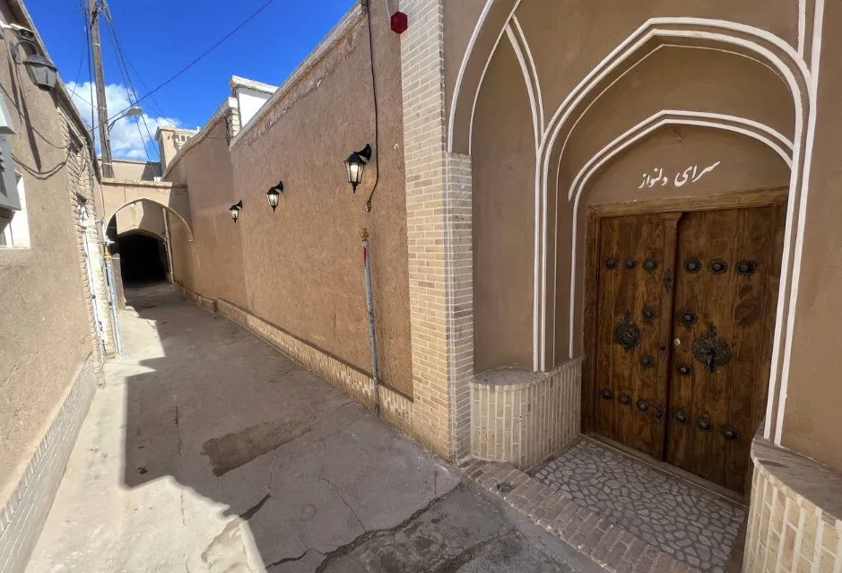 در چوبی ورودی هتل دلنواز در کوچه آجری