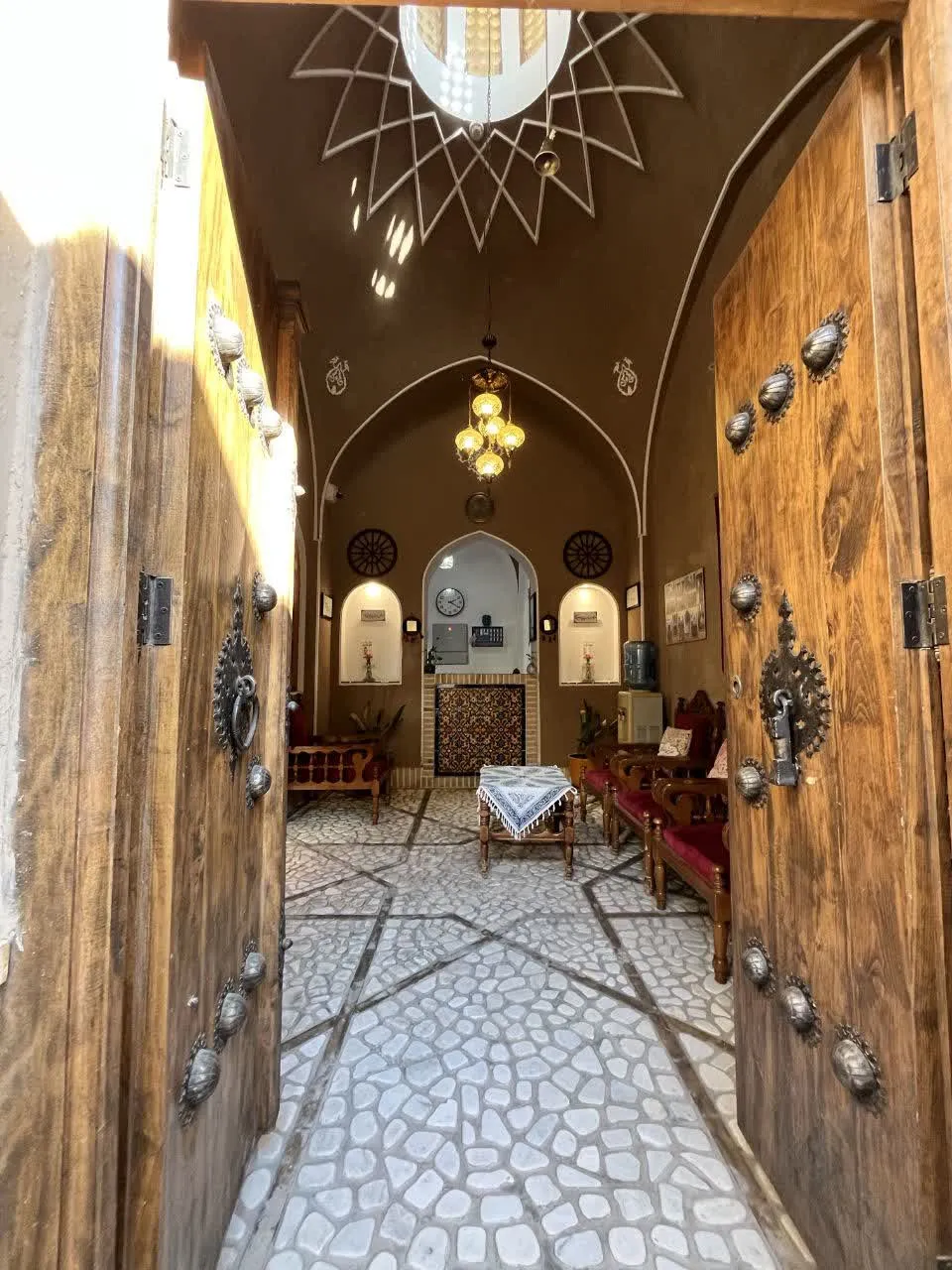 ورودی چوبی و حیاط سنتی هتل دلنواز