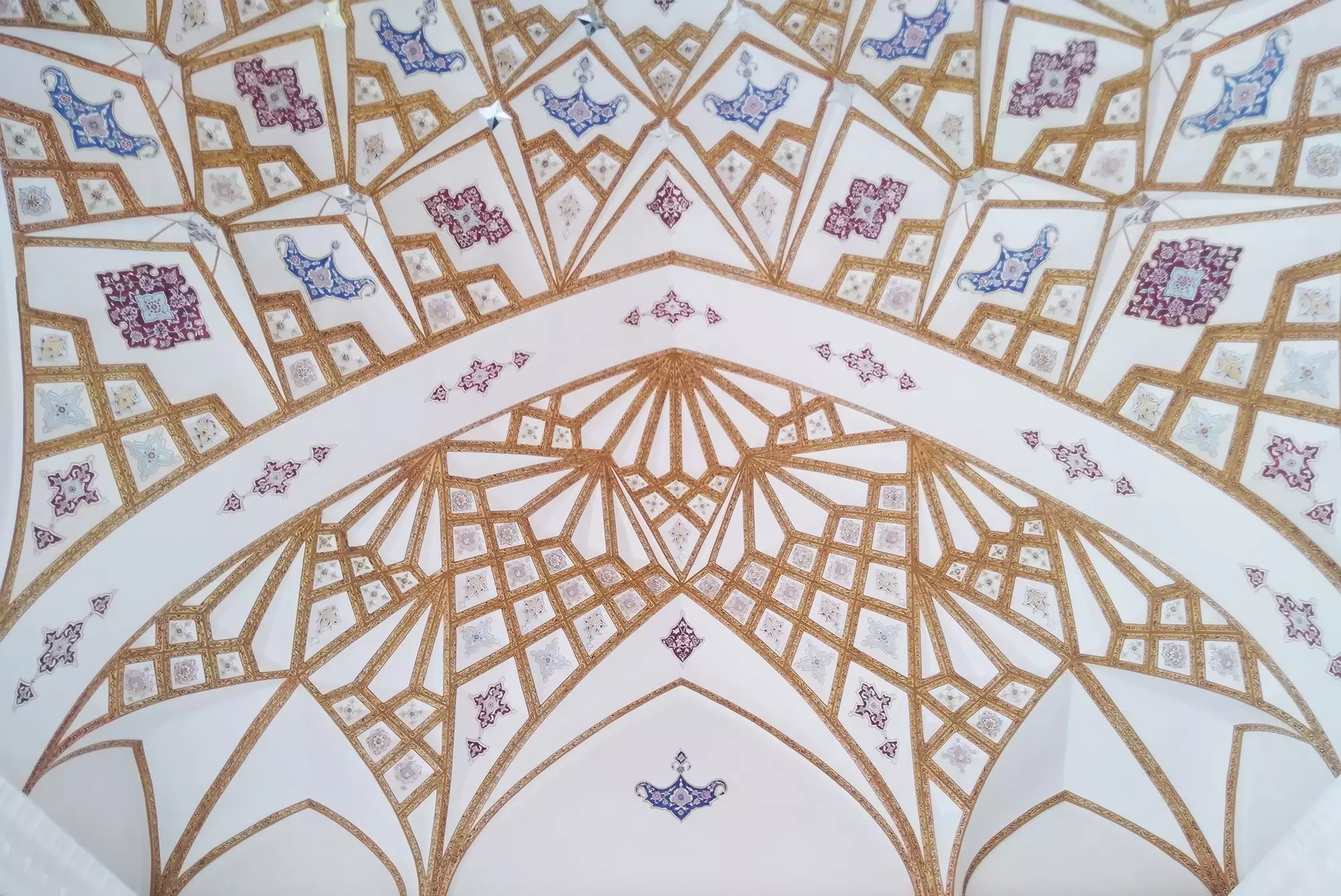 طاق تزئینی با نقوش هندسی و گل‌وبوته