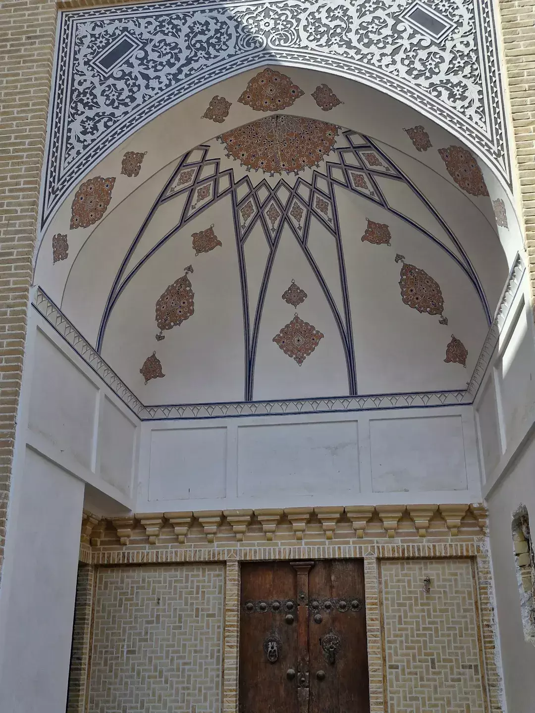 طاقچه و در چوبی ورودی هتل پرشیا