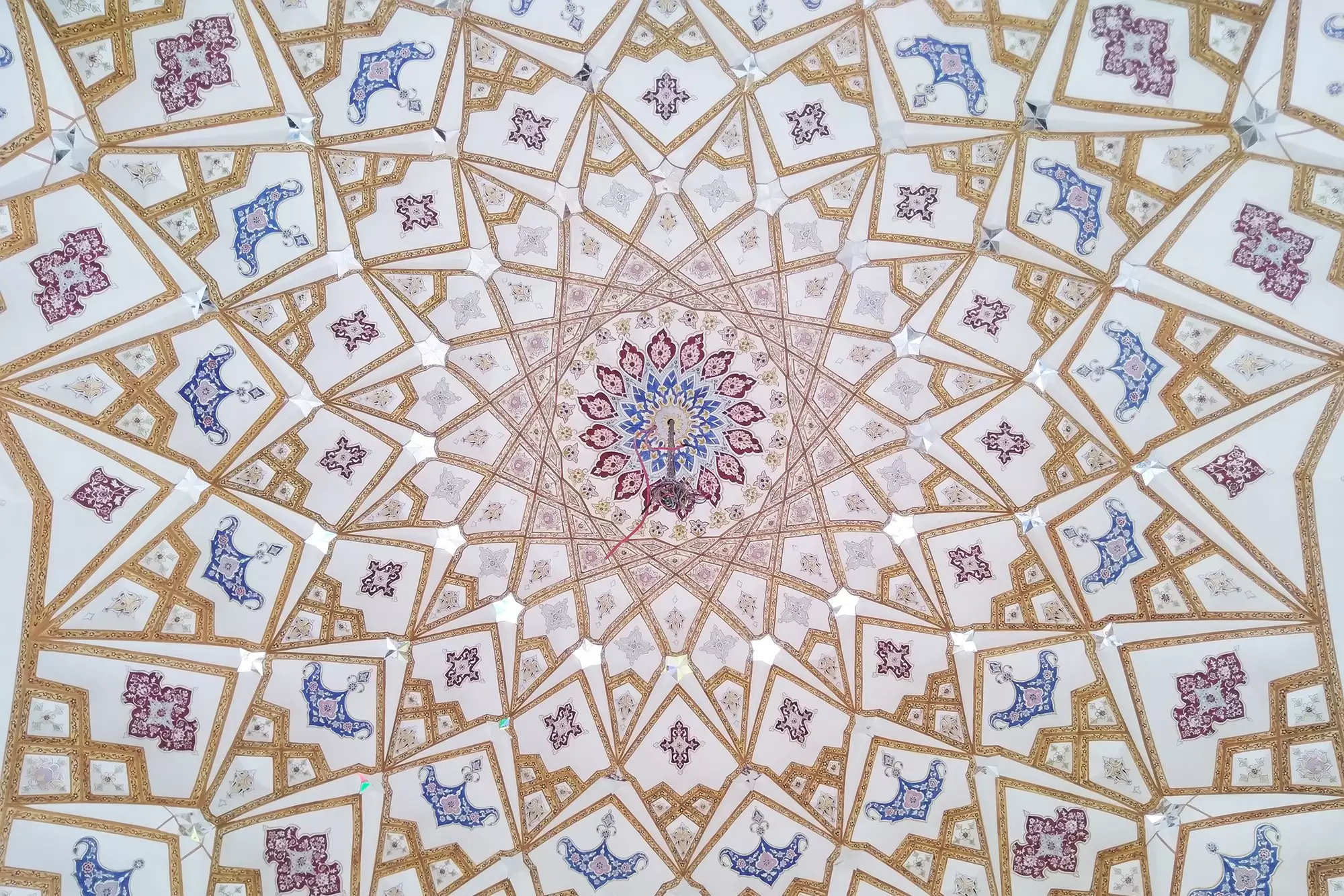 نقش هندسی سقف گنبدی هتل پرشیا