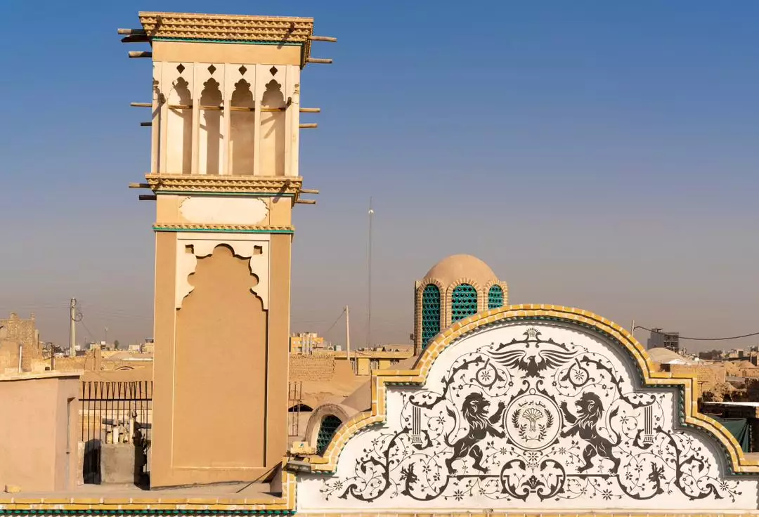 بادگیر و نمای آجری پرشیا