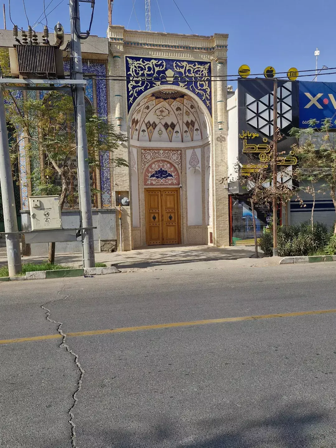 ورودی کاشی‌کاری‌شده هتل پرشیا در نمای خیابان