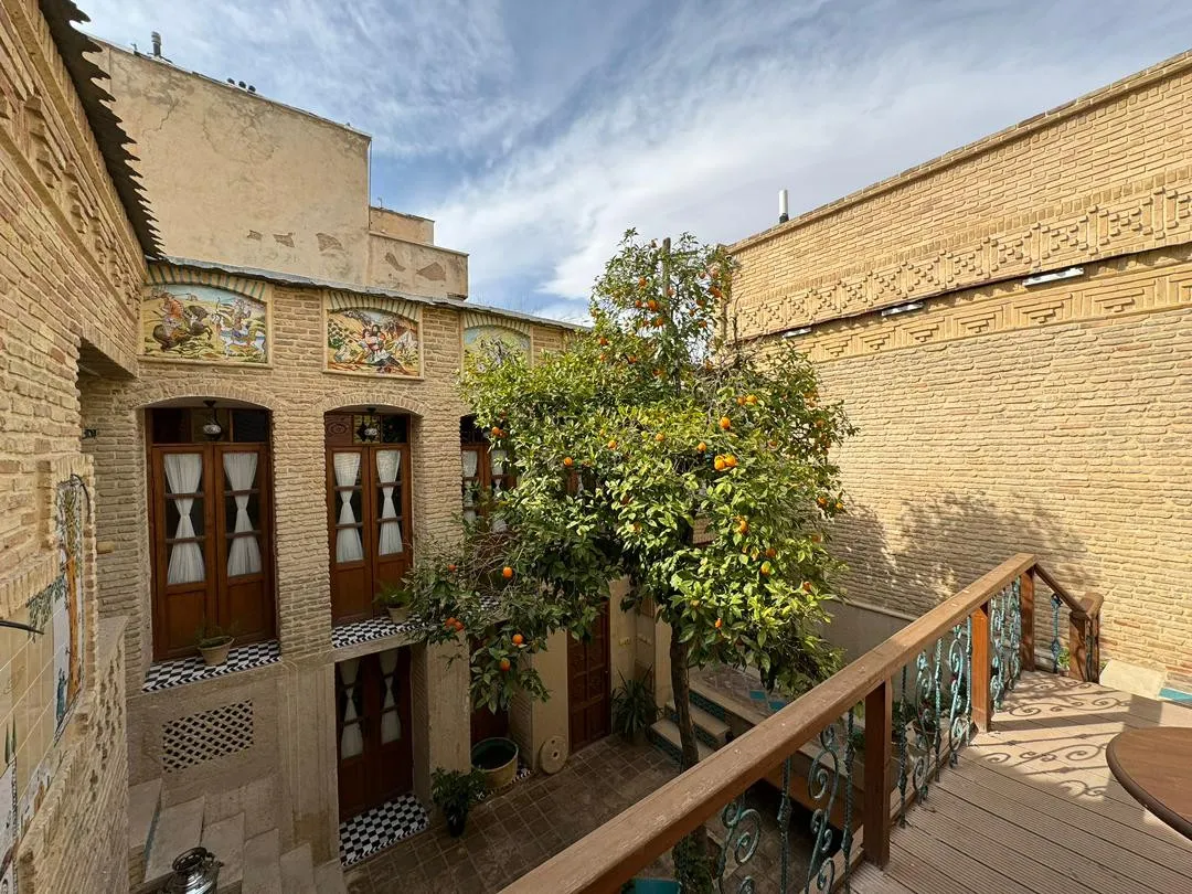 حیاط اقامتگاه جانان با درخت مرکبات