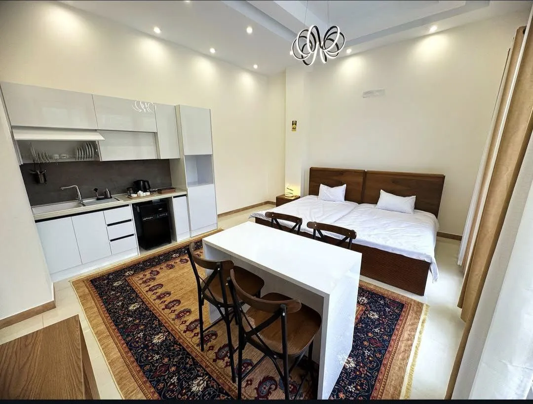 اتاق دالفک با آشپزخانه و میز غذاخوری