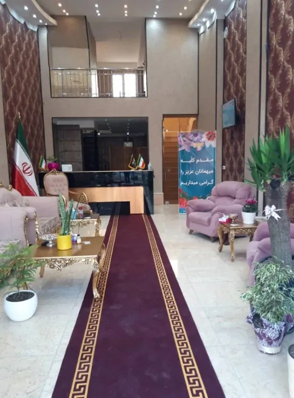 لابی هتل هشت بهشت با مبلمان و فرش قرمز