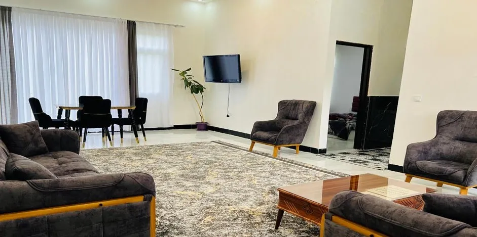 چیدمان مبلمان و میز پذیرایی در نشیمن هتل واران