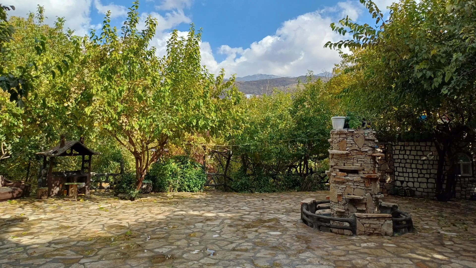 حیاط سنگ‌فرش هتل واران با آب‌نمای سنگی