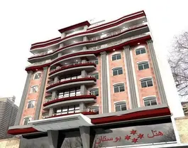 نمای بیرونی هتل بوستان با نمای قرمز و سفید