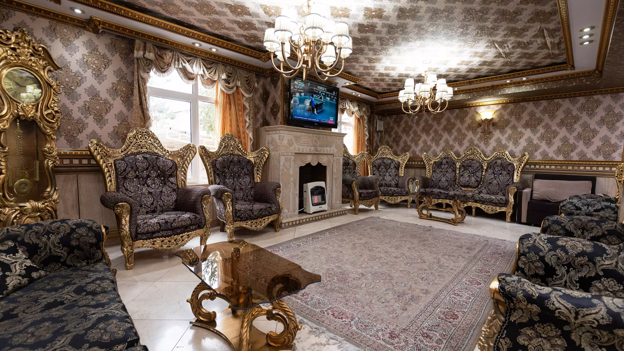 سالن نشیمن هتل بوستان با مبلمان کلاسیک