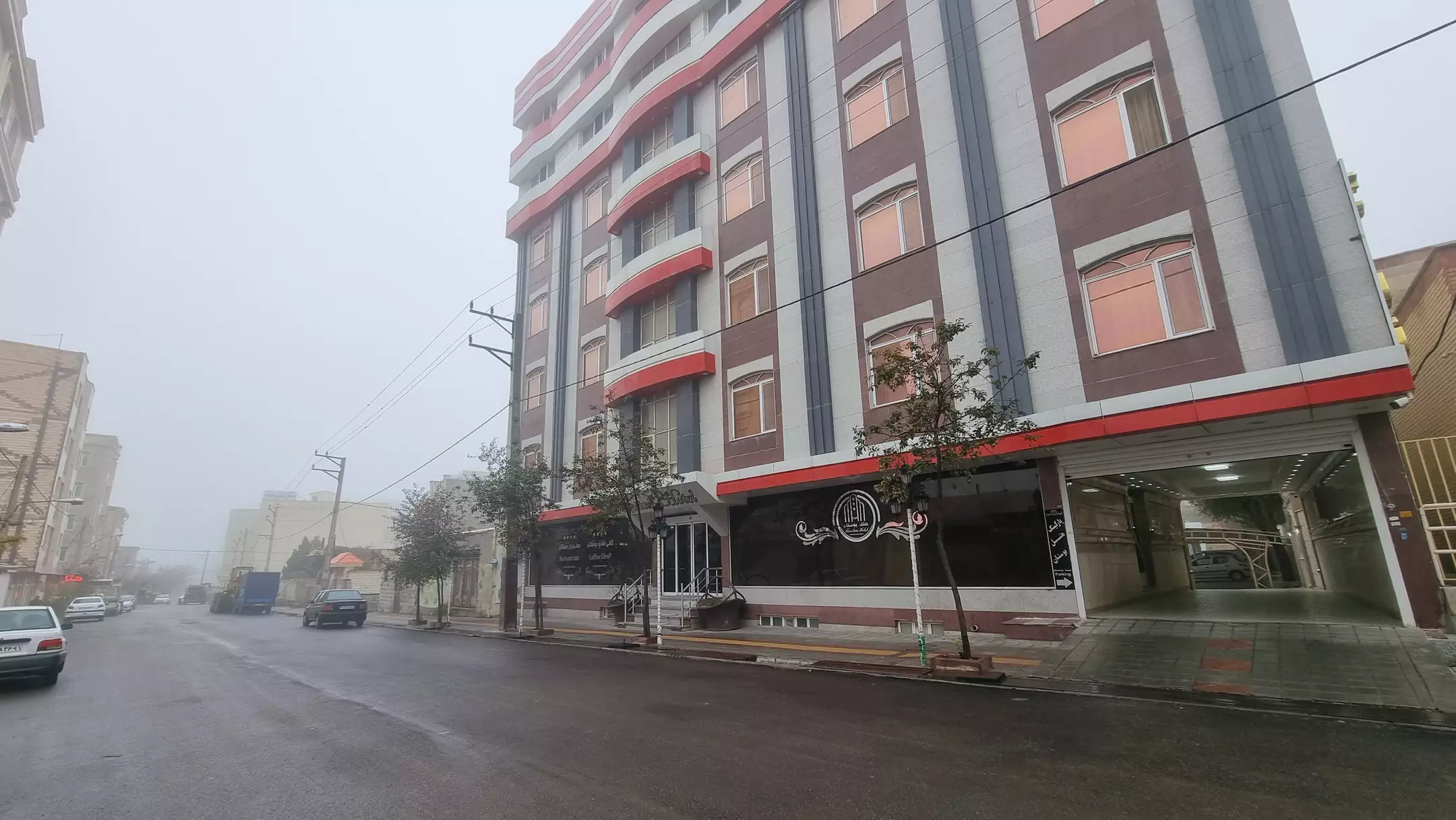 نمای بیرونی ساختمان هتل بوستان در خیابان بارانی