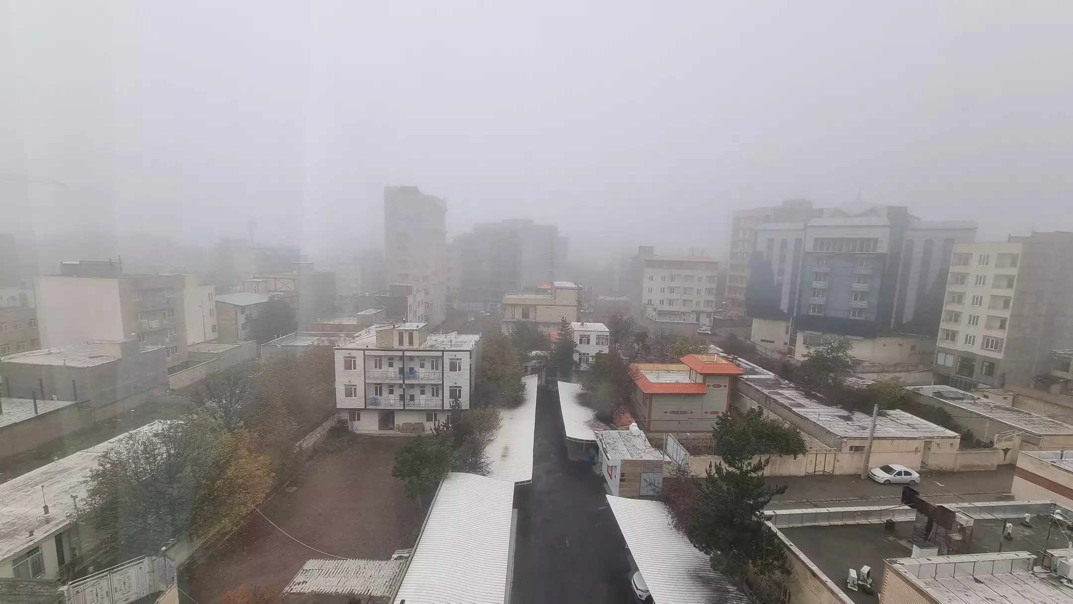 نمای شهر مه‌آلود از هتل بوستان