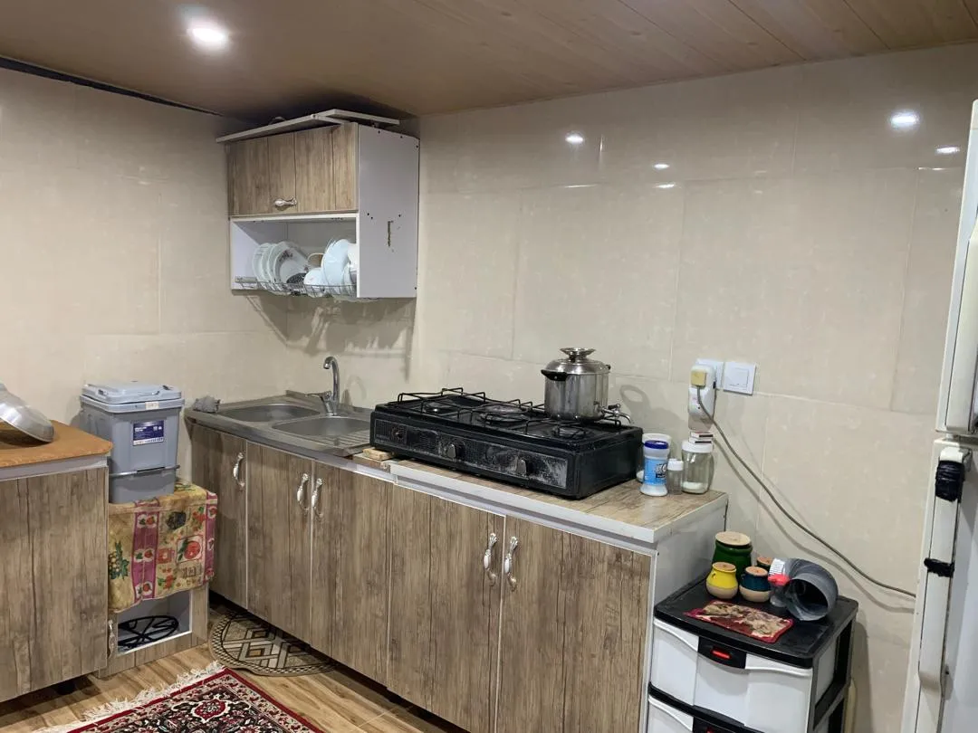 آشپزخانه خانه بابا بزرگ با اجاق گاز و کابینت چوبی