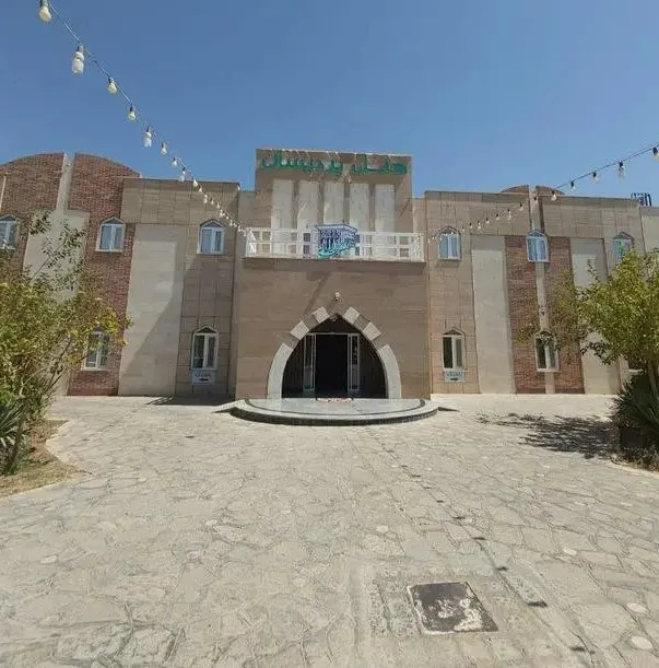 نمای ورودی هتل پردیسان با سردر قوسی سنگی