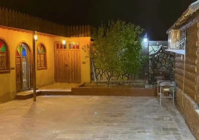 حیاط سنگفرششده کلبه مادر جان در شب