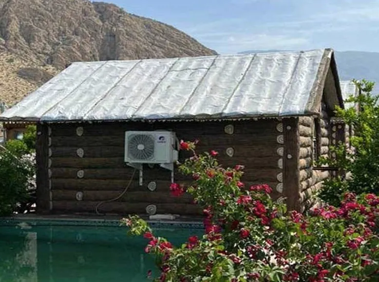 کلبه چوبی کنار استخر و گلهای رز در کلبه مادر جان
