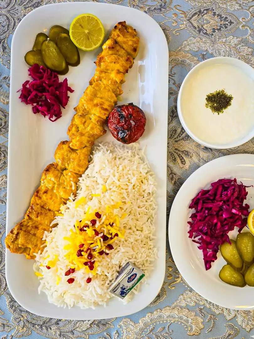 چلوکباب زعفرانی و مخلفات هتل کوروش