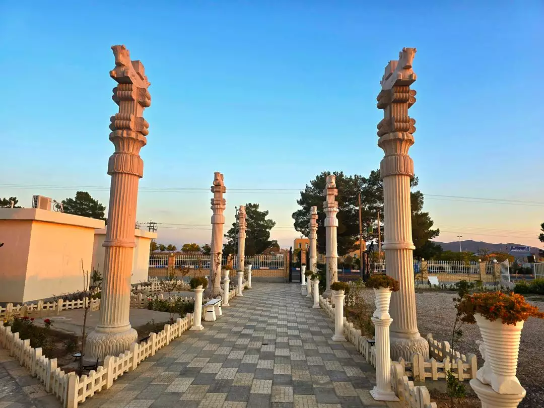 مسیر سنگفرش میان ستونهای هتل کوروش
