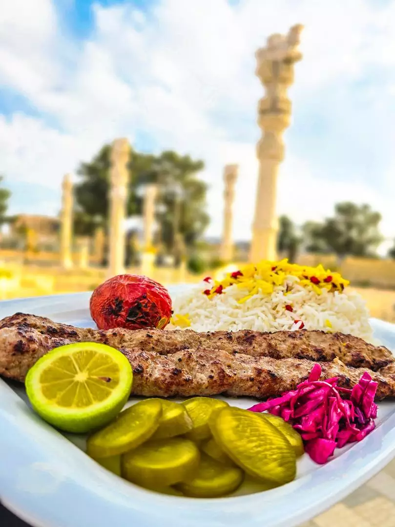 کباب و برنج با مخلفات در هتل کوروش