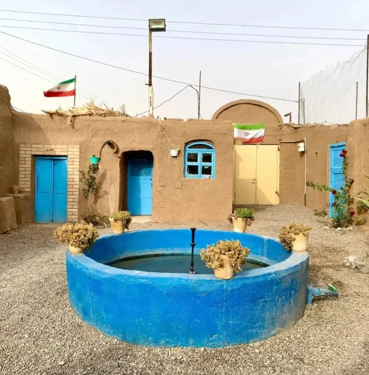 حوض آبی در حیاط اقامتگاه سالار محمد