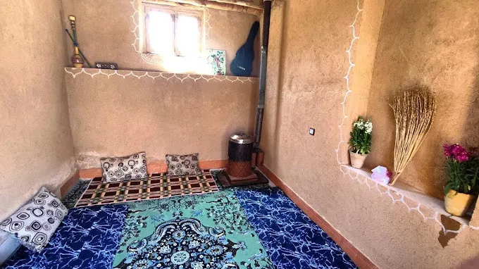 اتاق اقامتگاه گل محمد با فرش فیروزه‌ای