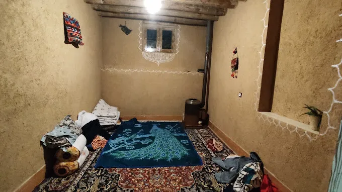 اتاق سنتی اقامتگاه گل محمد با فرش آبی