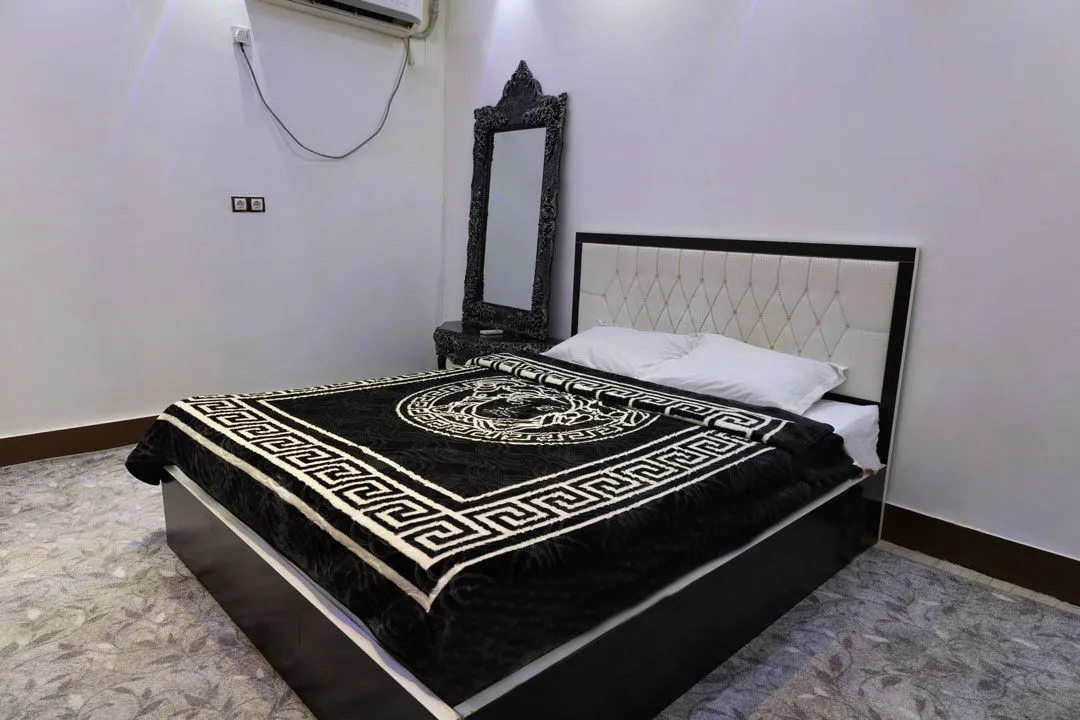 اتاق خواب خلیج فارس با تخت دونفره و روتختی مشکی