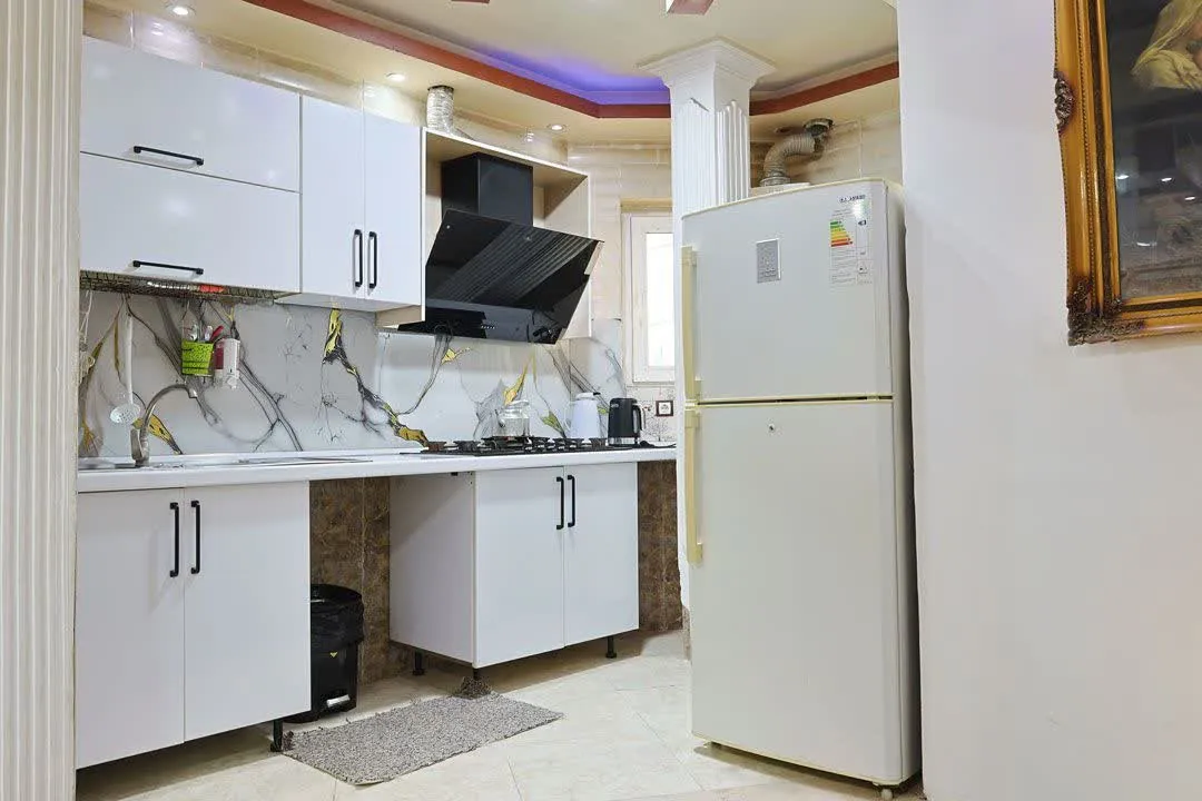 آشپزخانه با کابینت سفید و یخچال هتل خلیج فارس
