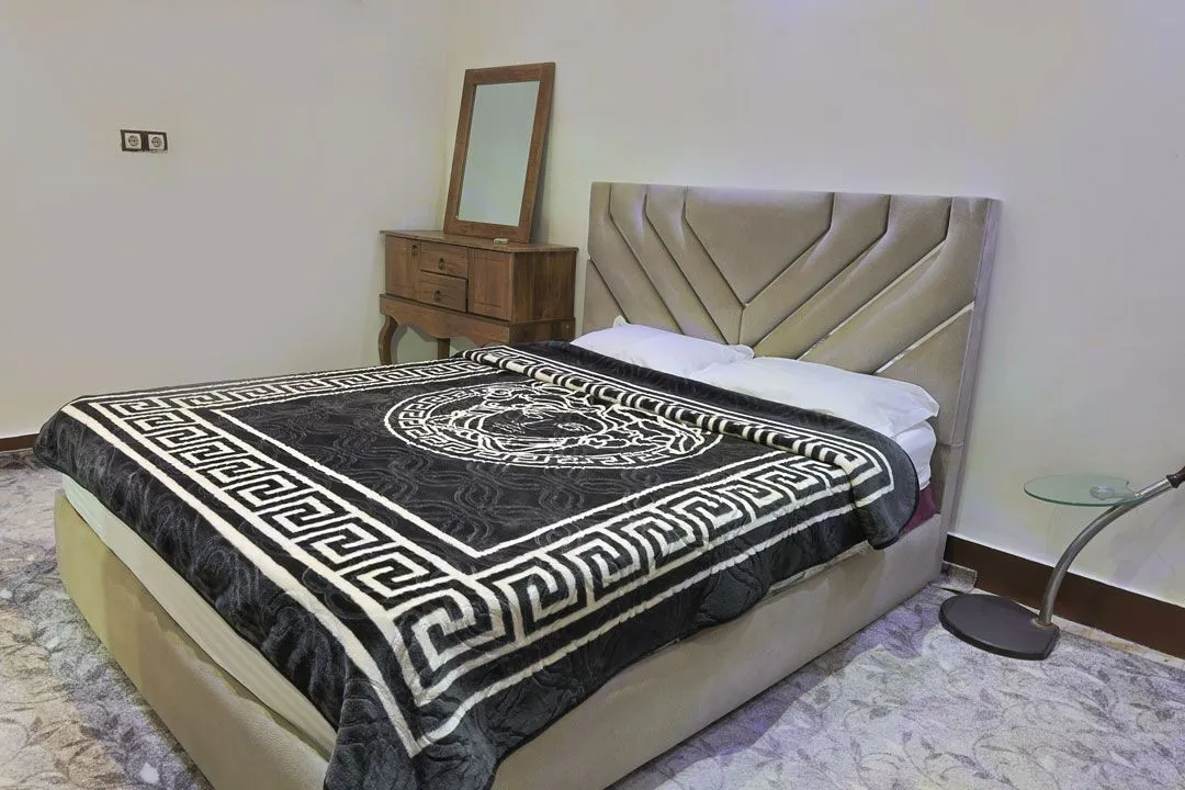 تخت دونفره با روتختی طرحدار در هتل خلیج فارس