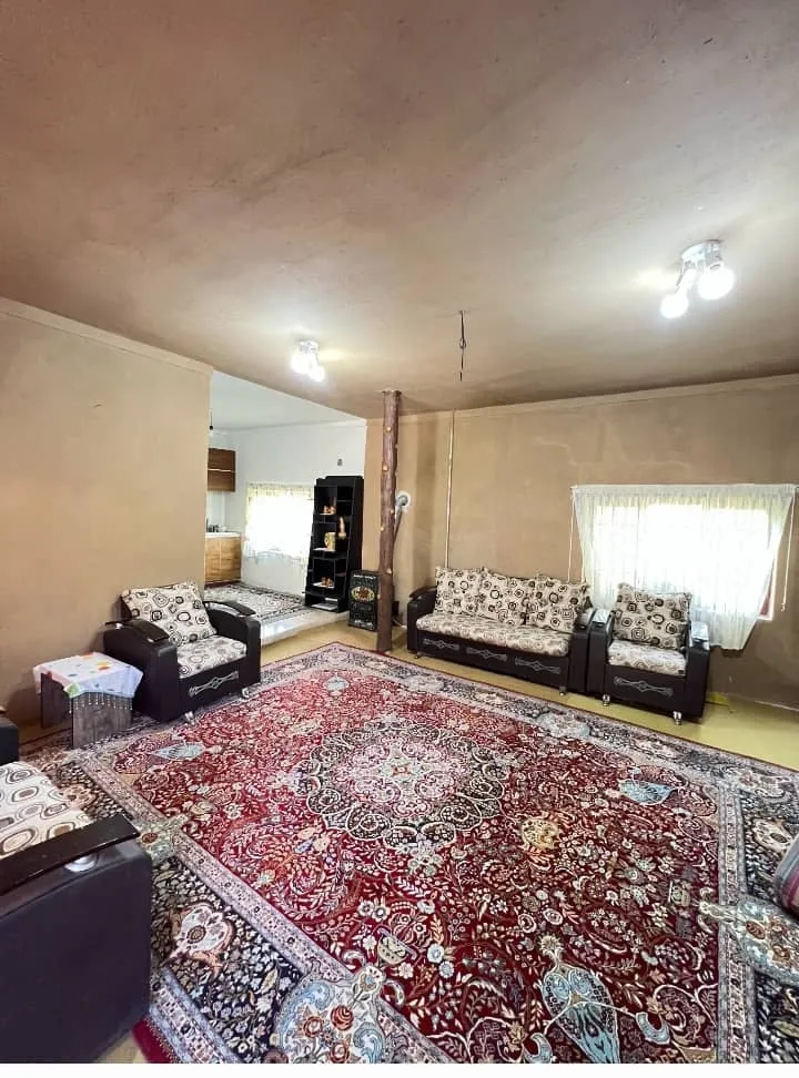نشیمن گل باغ باران با فرش قرمز و مبلمان