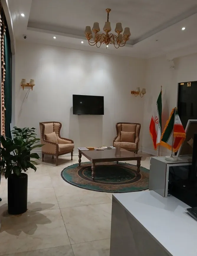 لابی هتل دایان با مبل و میز پذیرایی