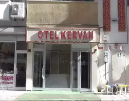 ورودی هتل Kervan با تابلوی قرمز هتل