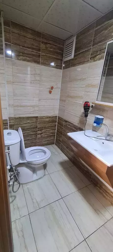 حمام کروان با توالت فرنگی و روشویی