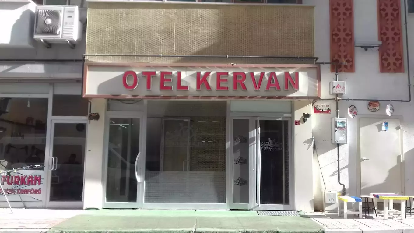 ورودی هتل Kervan با تابلوی قرمز هتل