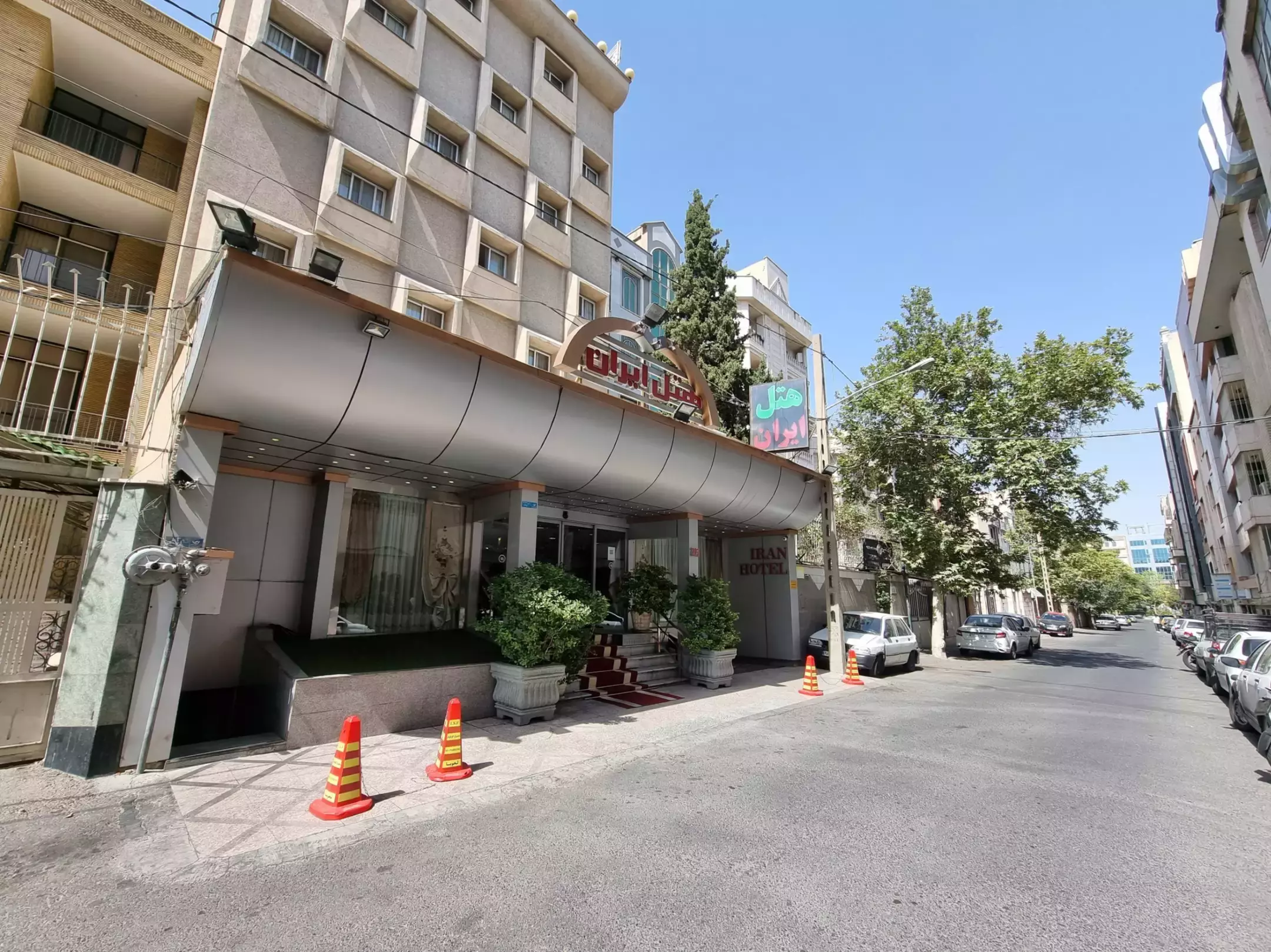 ورودی هتل ایران مهر در خیابان