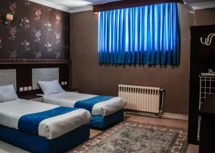 اتاق دوتخته هتل آبنوس با روتختی آبی